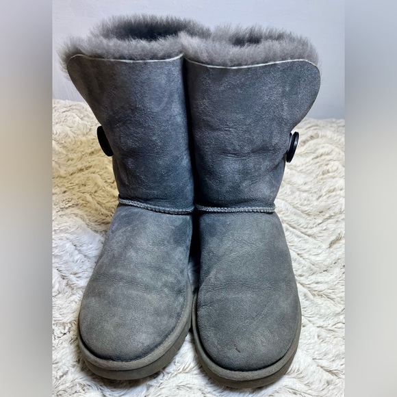 UGG Bailey Button Suede Gray Color Boots 
Warm Cozy Stylish 
Women’s Size 8 - Picture 7 of 9